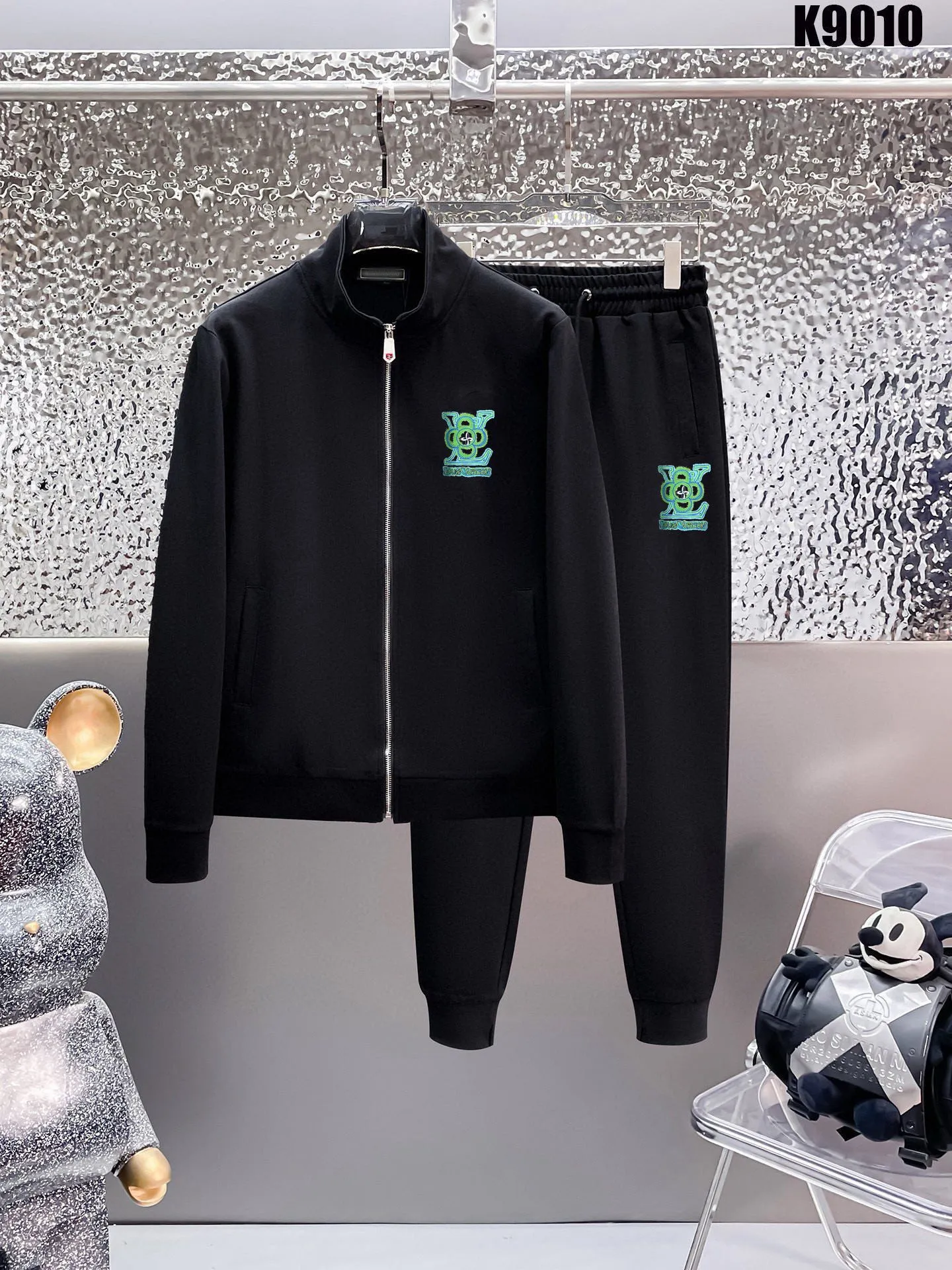🅿️420 [Lv Louis Vuitton] (Fat Man Gospel) Hot-selling suit is coming. Focus on the original version of the official website. 2025 new hot-selling cardigan and sweatshirt suit. The original order is the best. 🇭🇰The meticulous work of top designers is dedicated to a fitting and perfect upper body effect. All-natural high-quality Roman cotton 100%, close-fitting comfort, noble and elegant! Original hardware embodies elegance and nobility! Counter size: M-5XL (maximum wear up to 220 pounds)